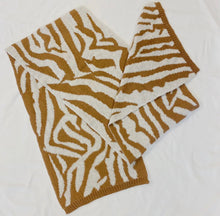 Load image into Gallery viewer, Jane Patterned Reversible Scarf