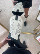 Load image into Gallery viewer, Merle Embroidered Western Boots