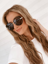 Load image into Gallery viewer, Aruba Rhinestoned Round Sunglasses
