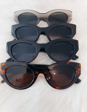 Load image into Gallery viewer, Bri Classic Oval Sunglasses
