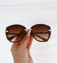 Load image into Gallery viewer, Aruba Rhinestoned Round Sunglasses
