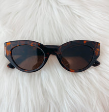 Load image into Gallery viewer, Bri Classic Oval Sunglasses
