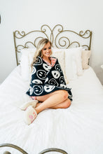 Load image into Gallery viewer, Smiley Blanket - Black
