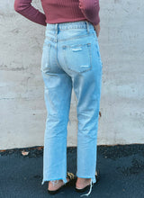 Load image into Gallery viewer, Vintage Distressed Crop Jeans
